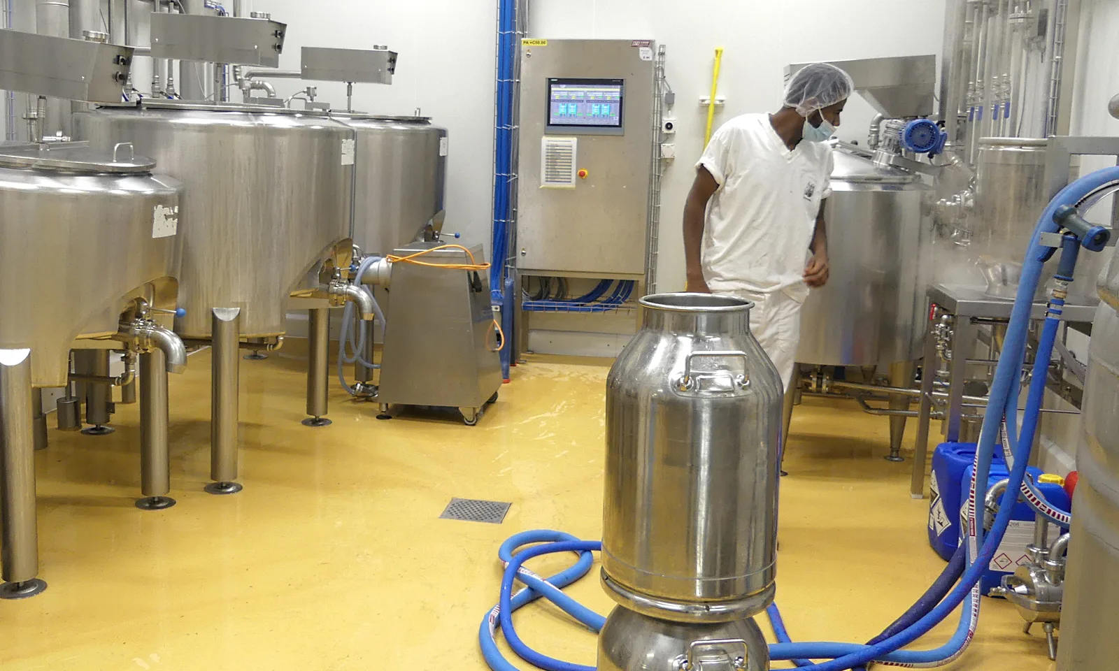 Mitarbeiter in der Produktion der Biomilk AG in Worb
