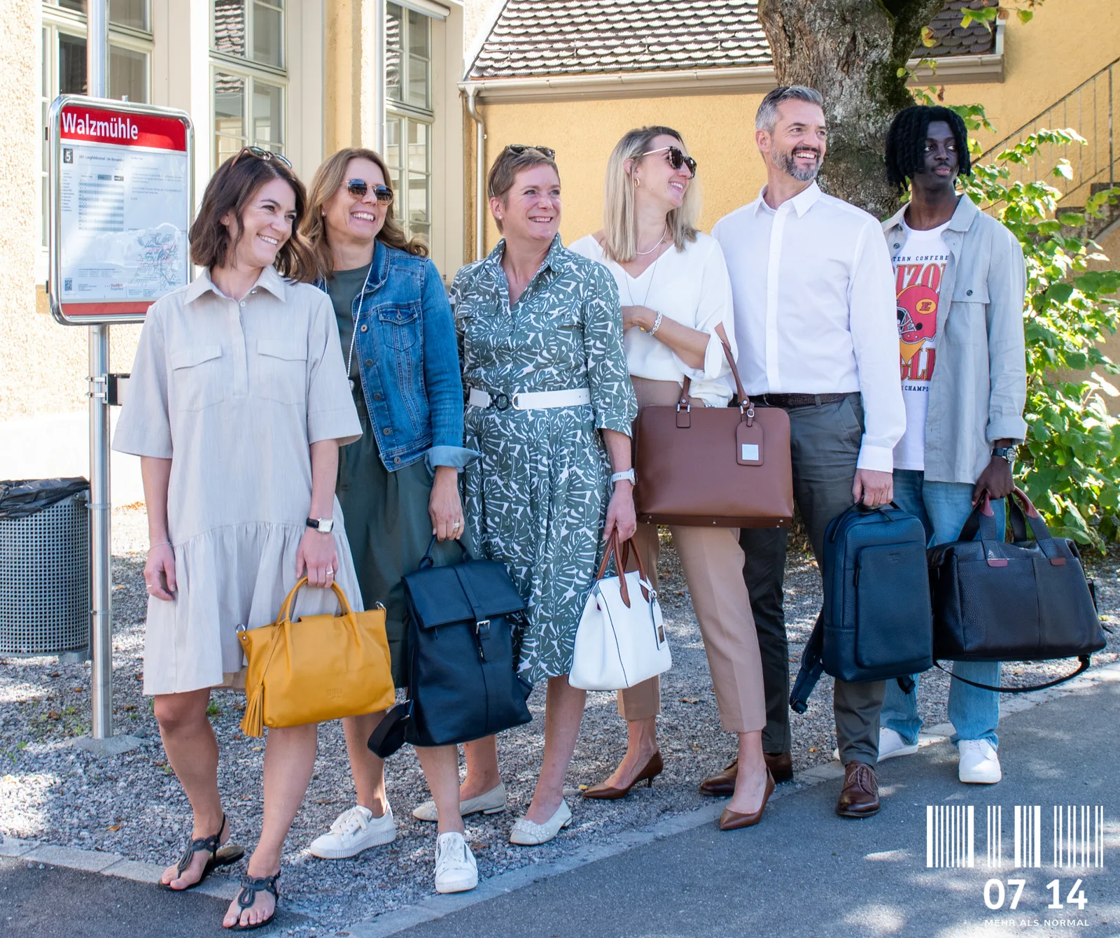 Menschen mit Taschen der Marke 07 14 von Lady Lederwaren